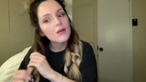 Snapshot of lilly_adams88 chatting on 06/28/26, 01:22 lilly_adams88 online show from 06/28/26, 01:22