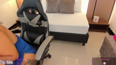 L I L L Y online show from 09/18/25, 12:07