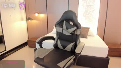 L I L L Y online show from 10/15/25, 12:27