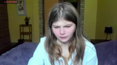 Snapshot of lilly_jess chatting on 10/22/25, 06:29 Lilly online show from 10/22/25, 06:29