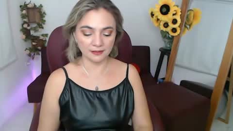 Snapshot of lilly_milf chatting on 06/13/26, 04:27 Lilly online show from 06/13/26, 04:27
