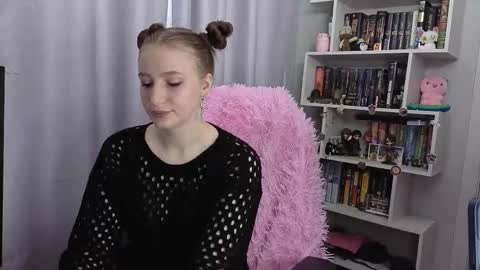 Snapshot of lillyfan_x chatting on 10/13/25, 04:56 LillyFan X online show from 10/13/25, 04:56