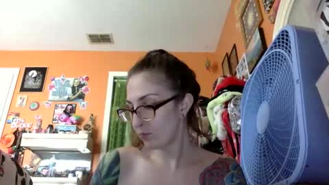 hi guys im back on here 3 online show from 04/15/26, 09:04