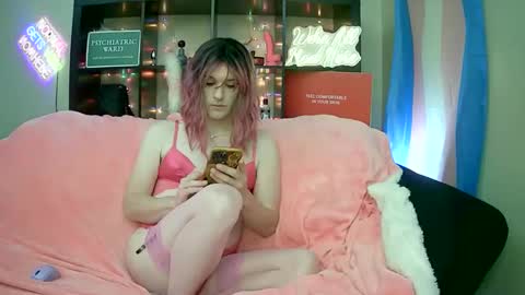 Snapshot of lillyvtrap chatting on 09/28/25, 11:21 lillyVonT online show from 09/28/25, 11:21