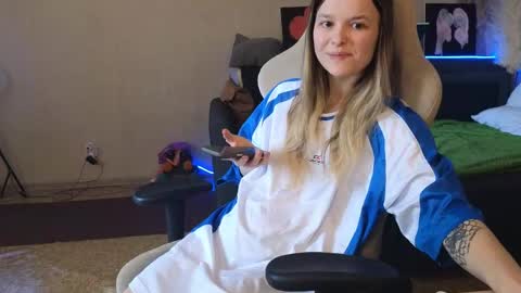 lily_and_jake online show from 04/18/26, 03:32