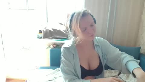 Lily dollyx online show from 09/10/25, 10:04