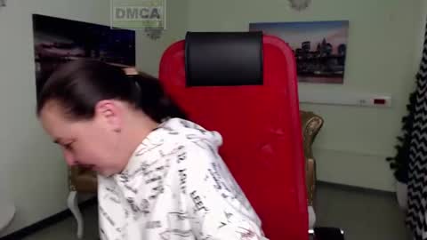 Lily online show from 06/11/26, 04:54