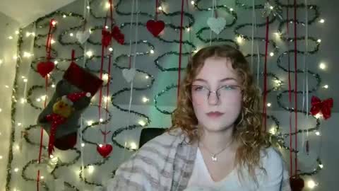 small lily online show from 12/04/25, 06:16