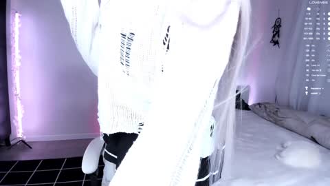 Snapshot of lily_weep chatting on 12/07/24, 01:47 Lily online show from 12/07/24, 01:47