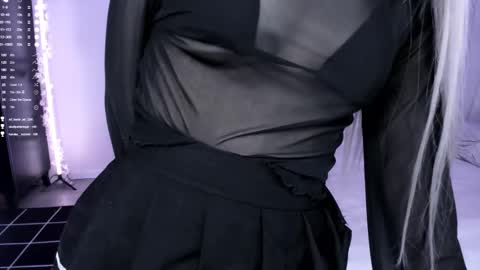 Snapshot of lily_weep chatting on 03/05/25, 12:11 Lily online show from 03/05/25, 12:11