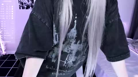 Snapshot of lily_weep chatting on 10/23/25, 04:01 Lily online show from 10/23/25, 04:01