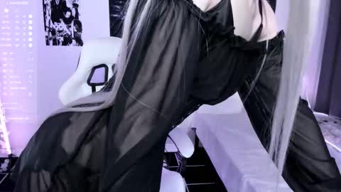 Snapshot of lily_weep chatting on 10/30/25, 01:29 Lily online show from 10/30/25, 01:29