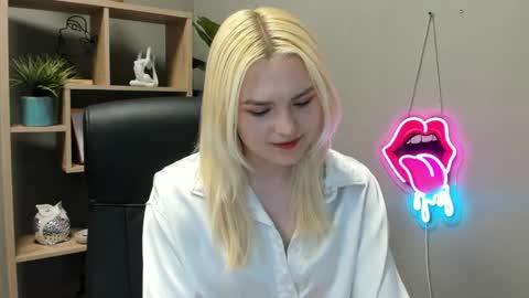 Lily online show from 05/19/26, 01:39