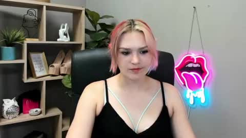 Snapshot of lilysweetxo chatting on 06/28/26, 01:50 Lily online show from 06/28/26, 01:50