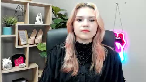 Snapshot of lilysweetxo chatting on 07/06/26, 07:05 Lily online show from 07/06/26, 07:05