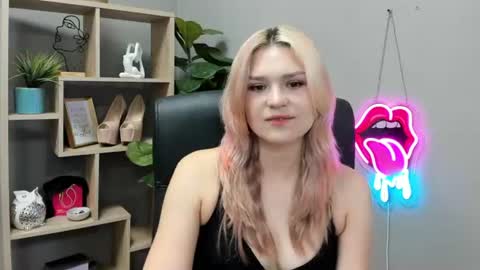 Snapshot of lilysweetxo chatting on 07/09/26, 07:01 Lily online show from 07/09/26, 07:01