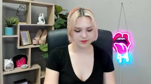 Snapshot of lilysweetxo chatting on 07/13/26, 06:38 Lily online show from 07/13/26, 06:38