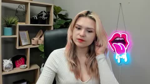 Snapshot of lilysweetxo chatting on 07/14/26, 06:40 Lily online show from 07/14/26, 06:40