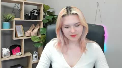 Snapshot of lilysweetxo chatting on 07/14/26, 10:21 Lily online show from 07/14/26, 10:21