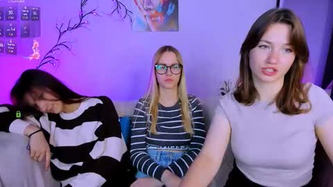 lina_fox12 online show from 10/01/25, 12:49