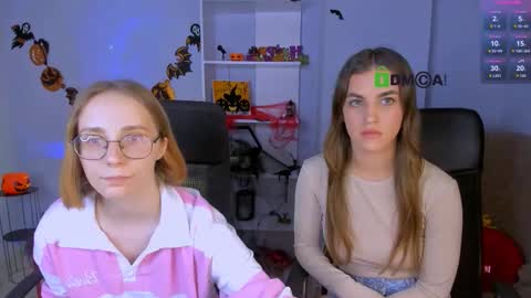 lina_fox12 online show from 10/21/25, 12:17