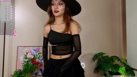 Lina online show from 10/31/25, 11:22