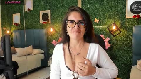 Lina  online show from 10/15/25, 11:32