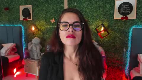 Snapshot of linagh chatting on 04/17/26, 11:24 Lina online show from 04/17/26, 11:24