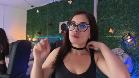 Snapshot of linagh chatting on 04/21/26, 11:27 Lina online show from 04/21/26, 11:27