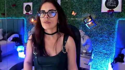 Snapshot of linagh chatting on 04/30/26, 11:27 Lina online show from 04/30/26, 11:27