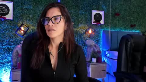 Snapshot of linagh chatting on 05/25/26, 11:27 Lina online show from 05/25/26, 11:27