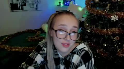 Lina online show from 12/23/24, 11:17