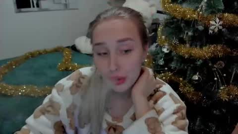 Lina online show from 12/25/24, 09:00