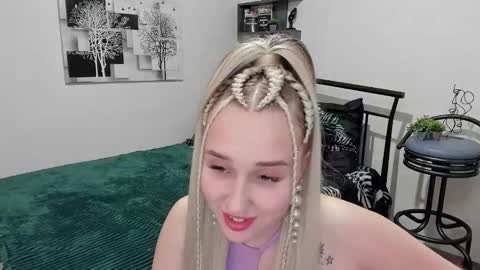 Lina online show from 02/18/25, 11:41