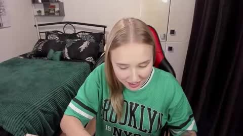 Lina online show from 09/15/25, 09:37