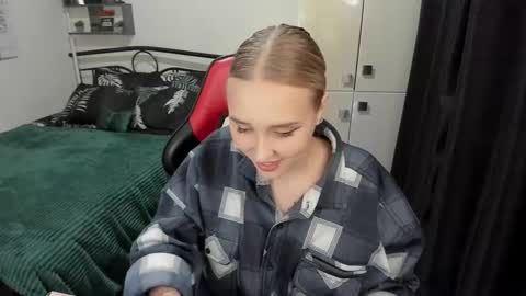 Lina online show from 09/18/25, 09:39