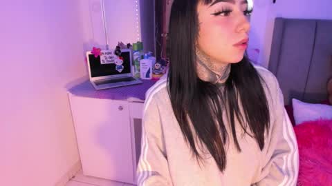 Lindaa maria  online show from 12/17/25, 05:02