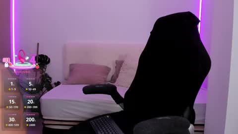 Linda  --  online show from 10/21/25, 09:32