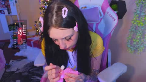 Snapshot of liniq chatting on 12/27/24, 09:00 Lina online show from 12/27/24, 09:00