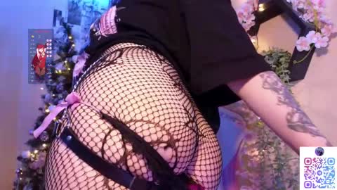 Snapshot of liniq chatting on 02/17/25, 06:15 Lina online show from 02/17/25, 06:15