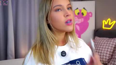 Amelia online show from 11/19/25, 02:11