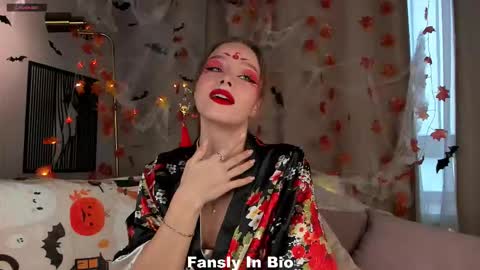 Lina online show from 10/28/25, 02:37