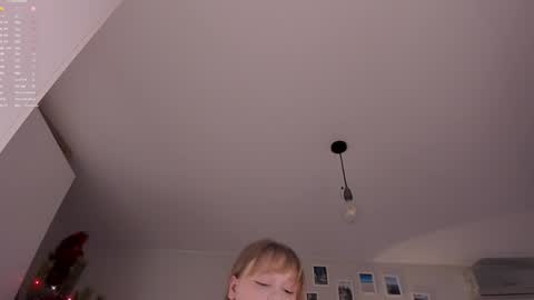 Snapshot of lisalaas chatting on 01/04/25, 02:25 -Lisa- Help me to reach 100 thumbs up3 online show from 01/04/25, 02:25