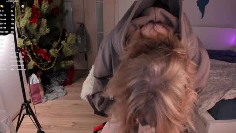 Snapshot of lisalaas chatting on 01/11/25, 04:36 -Lisa- Help me to reach 100 thumbs up3 online show from 01/11/25, 04:36