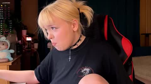 Snapshot of lisalaas chatting on 10/09/25, 02:48 -Lisa- Help me to reach 100 thumbs up3 online show from 10/09/25, 02:48