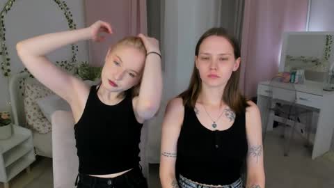 Snapshot of lisaluve chatting on 04/04/26, 09:12 Lisa blonde Alisa brunette online show from 04/04/26, 09:12