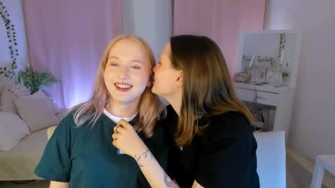 Snapshot of lisaluve chatting on 04/08/26, 07:36 Lisa blonde Alisa brunette online show from 04/08/26, 07:36