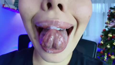 Snapshot of lisbet_21x chatting on 12/30/24, 10:34 Lisbet online show from 12/30/24, 10:34