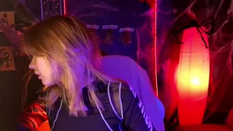 Snapshot of litabrom chatting on 10/19/25, 01:39 Lena online show from 10/19/25, 01:39