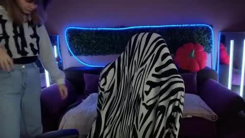 Snapshot of litabrom chatting on 11/19/25, 08:58 Lena online show from 11/19/25, 08:58